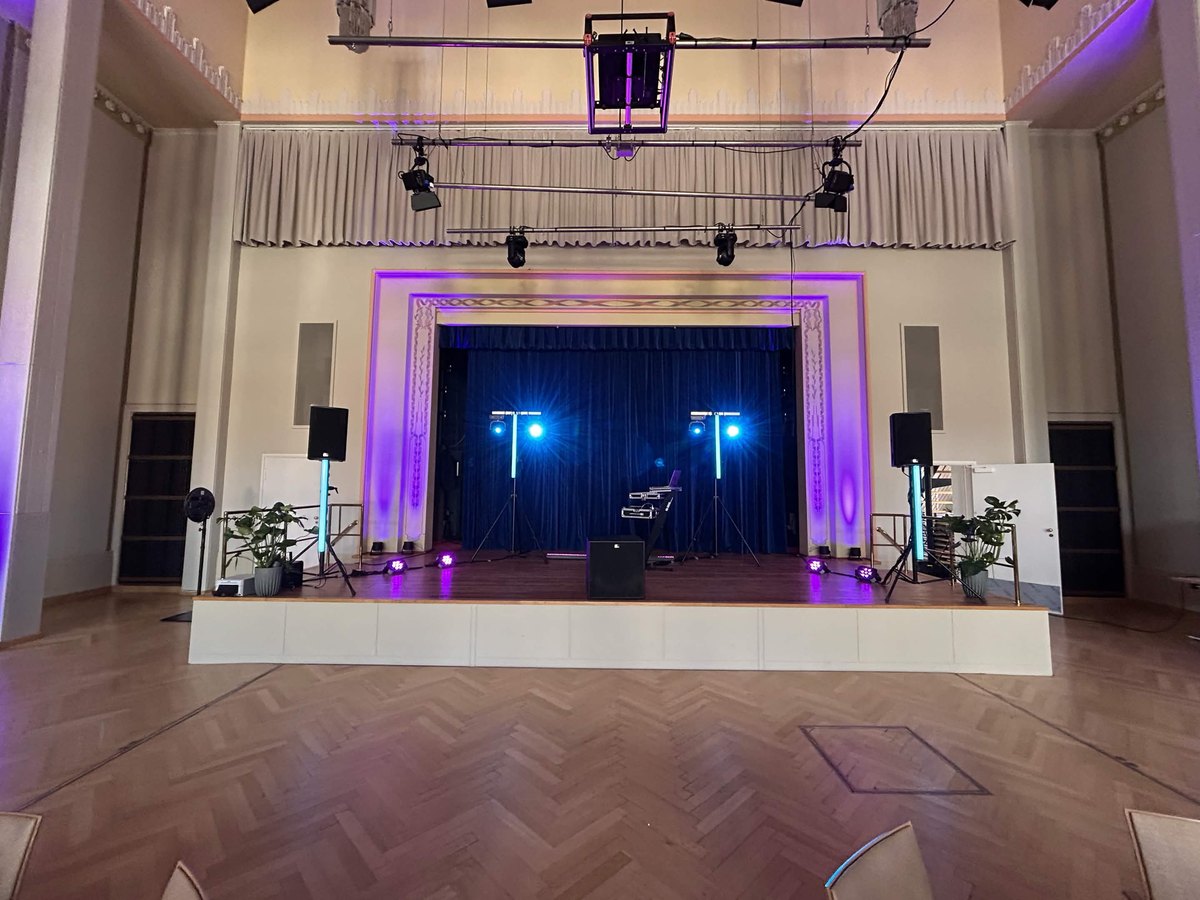 Festlich eingerichtete B&uuml;hne mit LED-Beleuchtung im Saal